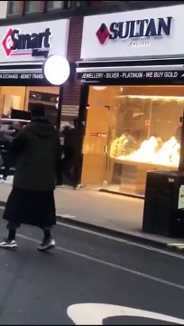 Des passants interceptent un braqueurs et le neutralisent en attendant la police à Londres