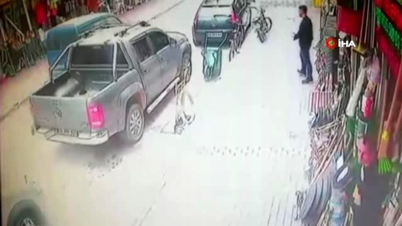 Yolun karşısına geçmeye çalışan yaşlı adam böyle ölümden döndü.