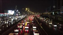 Etkili yağış trafik yoğunluğuna neden oldu