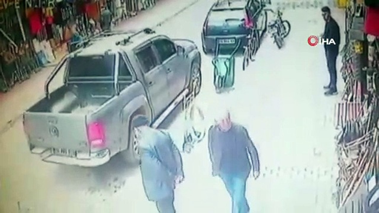 Yolun karşısına geçmeye çalışan yaşlı adam böyle ölümden döndü...Vicdansız sürücü arkasına bile bakmadan kaçtı