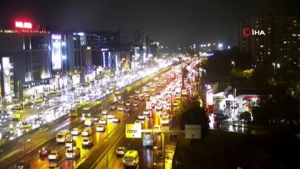 İstanbul’da yağmur trafiği felç etti