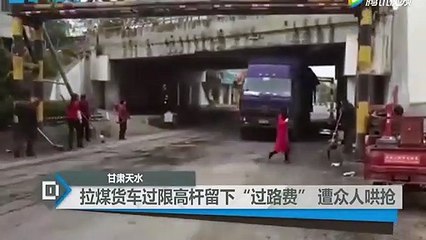 Ces voleurs de charbon attendent le passage du camion avec impatience