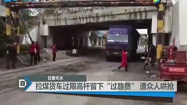 Ces voleurs de charbon attendent le passage du camion avec impatience