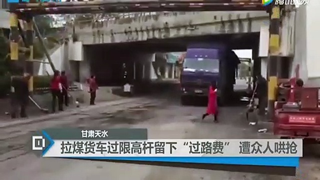 Ces voleurs de charbon attendent le passage du camion avec impatience