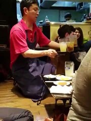 Quand un ours en peluche fait le service au restaurant