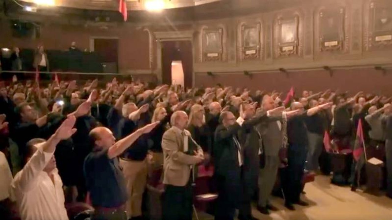 El empeño de Sánchez y la izquierda española por exhumar a Franco, da 'vidilla' a una olvidada y superada Falange Española que 'alzan sus manos' al compás del 'Cara al sol,' reunidos en el Ateneo de Madrid