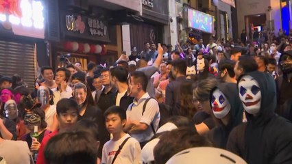 홍콩, '핼러윈' 가면 시위...복면금지법 항의 / YTN