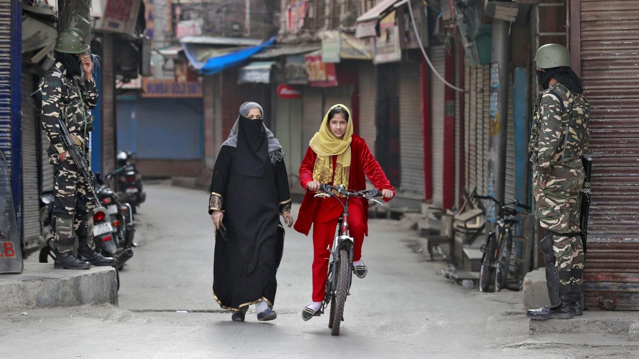 Shops shuttered, streets deserted as Kashmir lo...