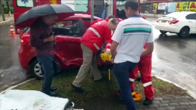 Mulher fica ferida em acidente com três carros na Rua Presidente Kennedy