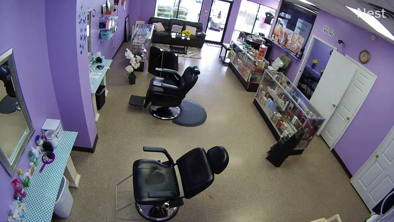 En Arkansas, un cerf est passé à travers la fenêtre d’un spa.