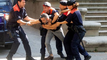 El tío de la víctima de 'La Manada' de Manresa intenta agredir a uno de los acusados