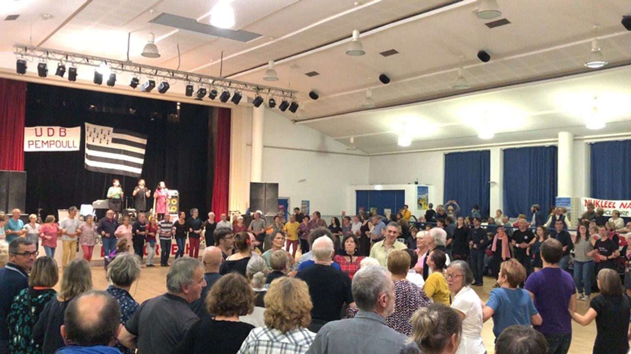 Paimpol. Le fest-noz de la Toussaint démarre sur les chapeaux de roue