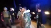 بالفيديو.. الشرطة الروسية تتسلم عناصر من ميليشيات أسد أسرهم 