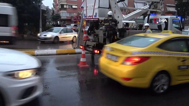 Pendik’te faciadan dönüldü, İETT otobüsü ağaca çarparak durdu