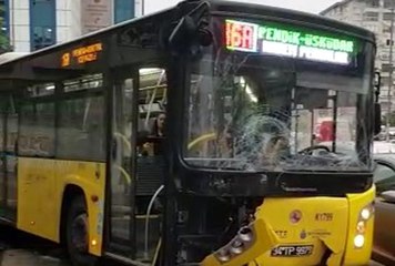 Pendik'te faciadan dönüldü, İETT otobüsü ağaca çarparak durdu