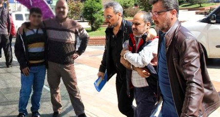 17 yaşındaki genç, mahkemede annesini öldüren babasını savundu