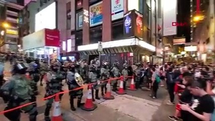 Hong Kong'da, 'Cadılar Bayramı' ile protestolar birleşti