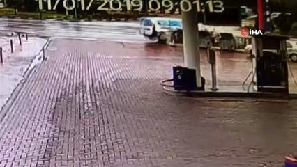 Kayganlaşan yolda kontrolden çıkan araç 20 metre boyunca böyle sürüklendi