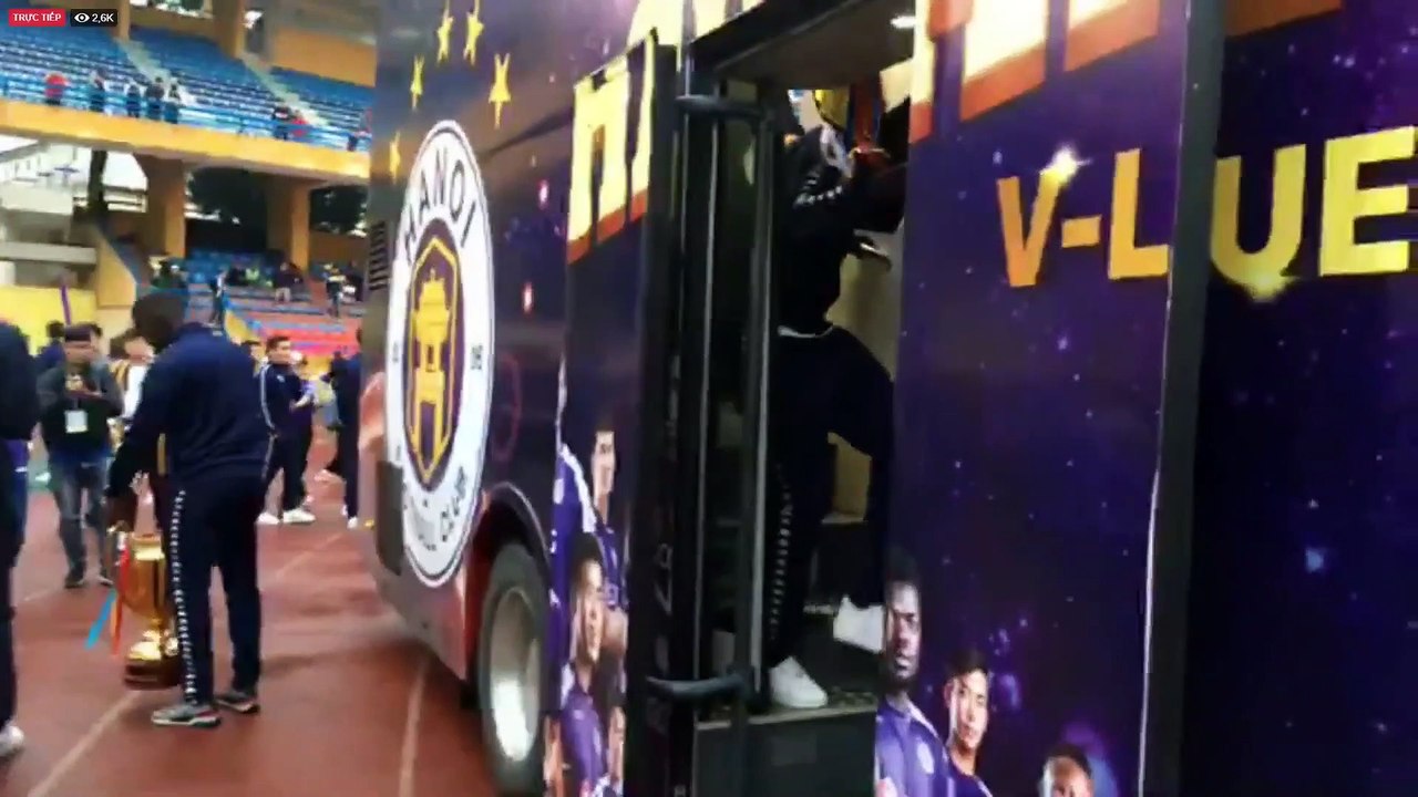 Trực tiếp: CLB Hà Nội diễu hành về SVĐ Hàng Đẫy chuẩn bị cho Lễ Vinh danh