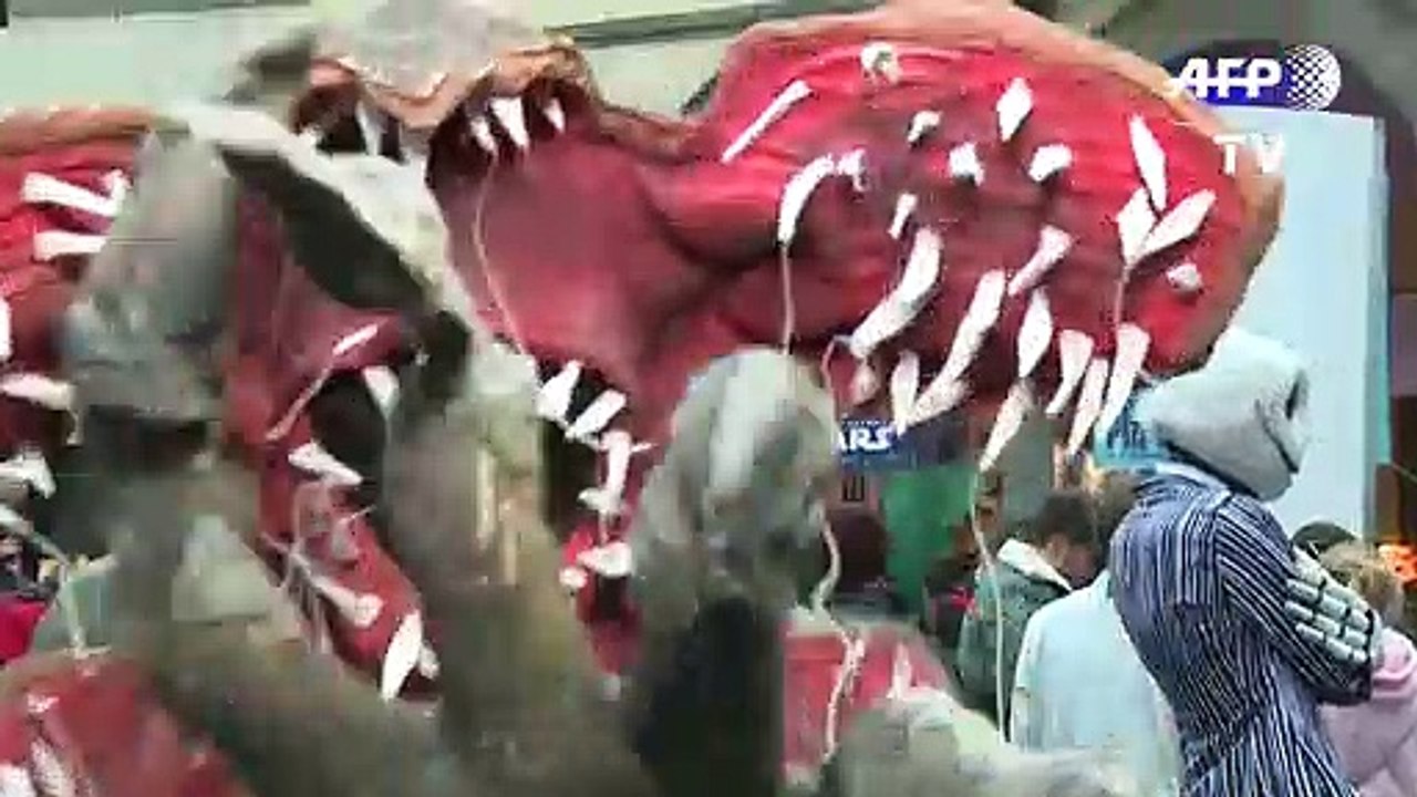 Gamer stellen lucca auf den kopf