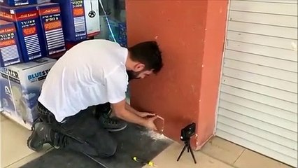 Il ouvre un mur pour sauver un chaton prisonnier de la paroi !