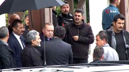 Tải video: Cumhurbaşkanı Erdoğan cuma namazını Kerem Aydınlar Camii'nde kıldı