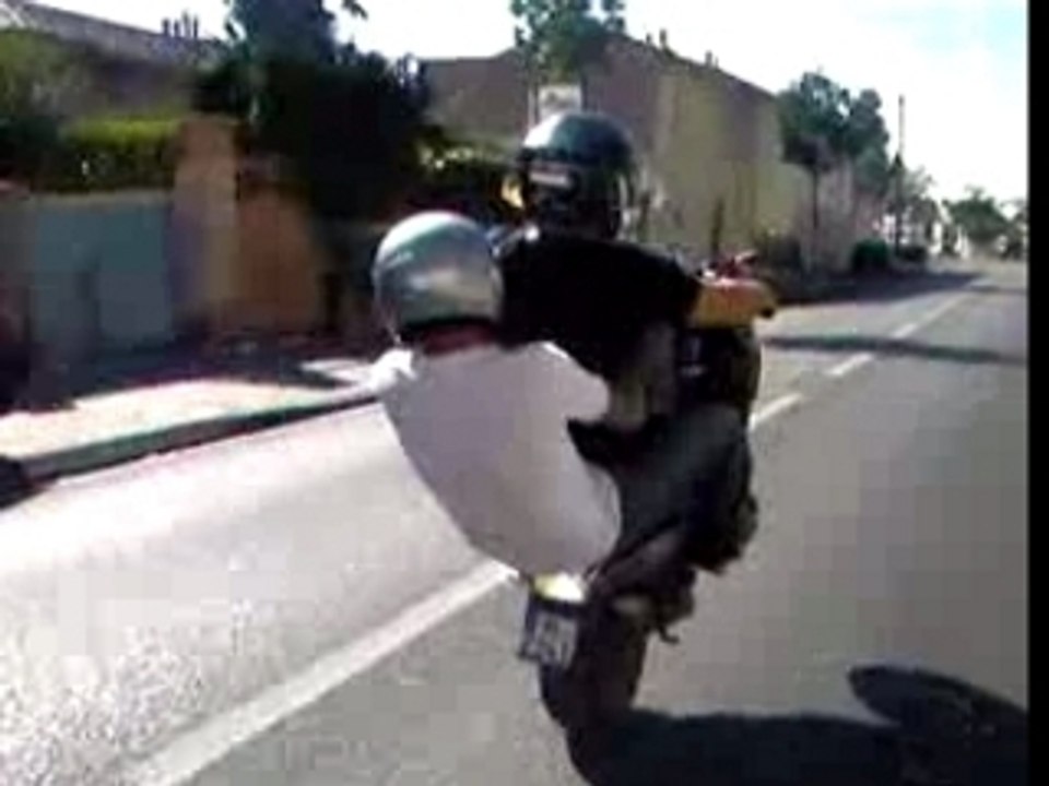 ichem cabre en scooter a marseille un bo soleil les attends