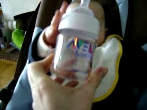 Noemie boit toute seule au bibi