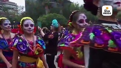 ‘ડે ઓફ ધ ડેડ’ તહેવારમાં રસ્તાઓ પર વિશાળ હાડપિંજર દેખાયા