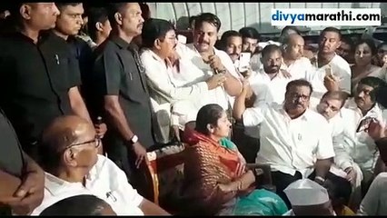 द्राक्ष उत्पादक शेतकरी शरद पवारांसमोर रडले