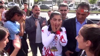 Dünya ikincisi sporcu Viranşehir'de coşkuyla karşılandı