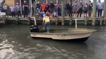 Il tente d'amarrer son bateau et ça termine mal pour lui