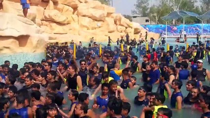Ce parc d'attraction en Inde est bondé... Piscine bien remplie