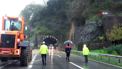 Karadeniz Sahil Yolu Keşap Tüneli Çıkışında Heyelan, Yol Trafiğe Kapandı