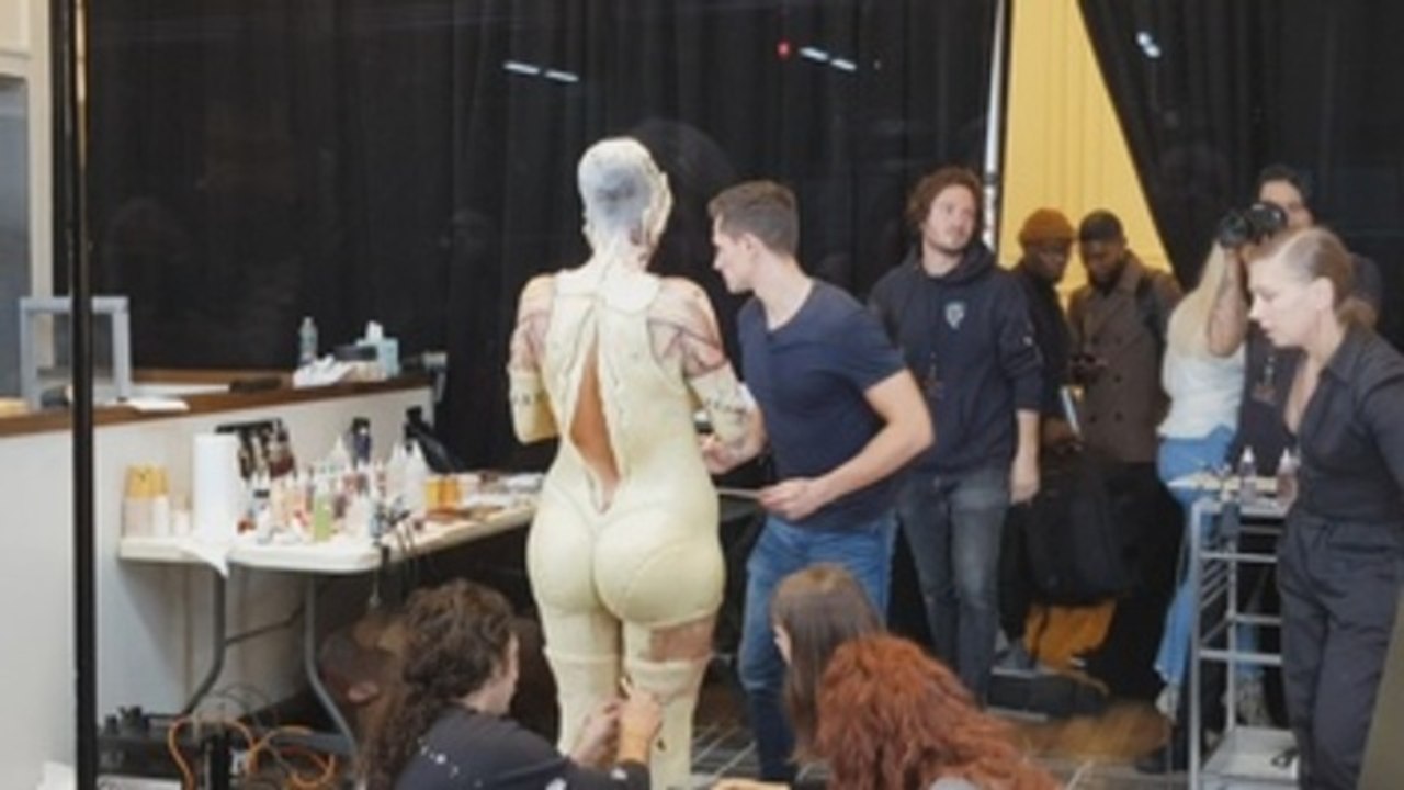 La modelo Heidi Klum, la reina de Halloween, se disfraza en un escaparate de Manhattan