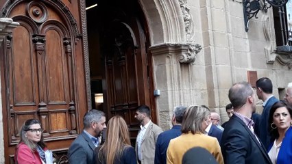 Pedro Sánchez visita Logroño y se para ante el Museo