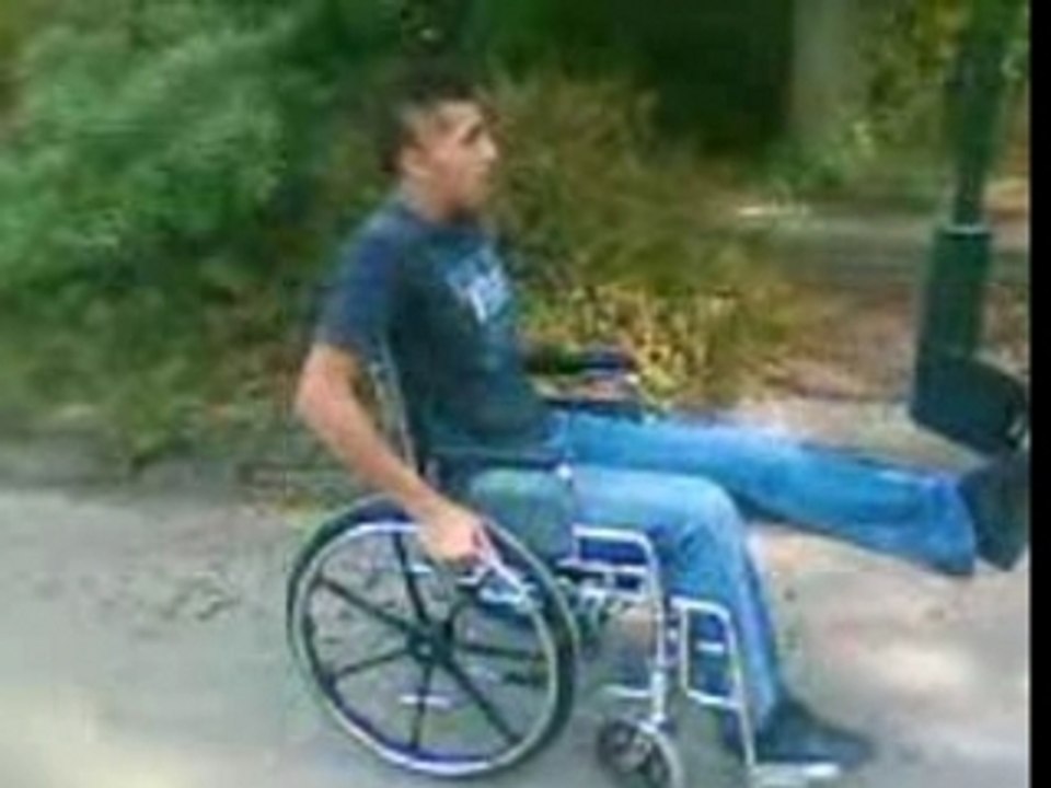 ichem fais le con en fauteuil roulant