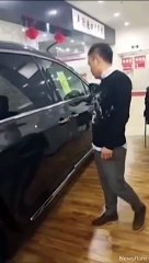 Ce vendeur est prêt à risquer sa vie pour vendre une voiture