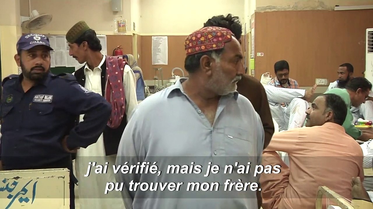 Train incendié au Pakistan: les familles à la recherche de leurs proches, début des enterrements