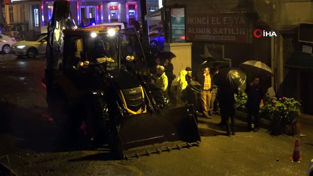 Trabzon'da şiddetli yağış sonrası yollar göle döndü, iş yerlerini su bastı