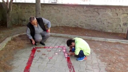 Öğrenciler okul bahçesine bowling sahası yaptı