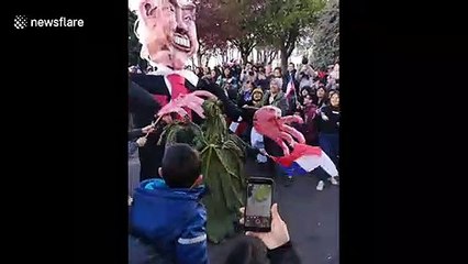 Incredibly bizarre puppet fight during Chilean protest