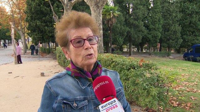Madrileños acuden al Cementerio de La Almudena para mantener la tradición