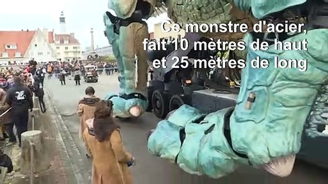 Le Dragon de Calais , monstre mécanique monumental, parade dans la ville