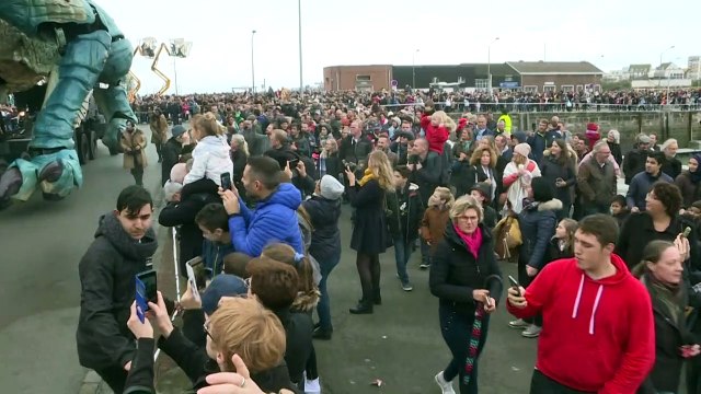 Le Dragon de Calais , monstre mécanique monumental, parade dans la ville