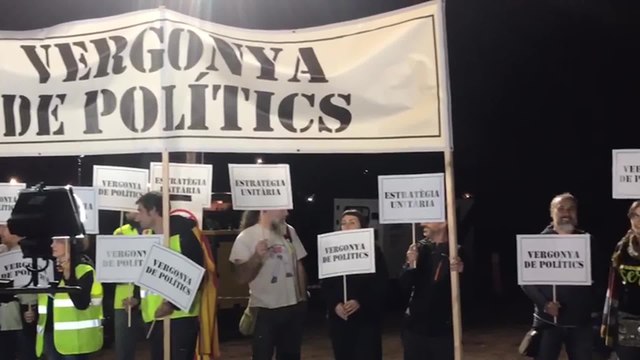 CDR piden unidad independentista ante un mitin de JxCat en la cárcel de Lledoners (Barcelona)