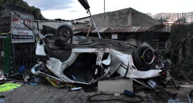 Sürücüsünün aşırı hız yaptığı otomobil, ağaca çarpıp, takla attı: 2 ölü, 1 yaralı