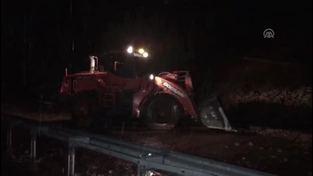 Heyelan sonucu Karadeniz Sahil Yolu'nun Artvin yönü ulaşıma kapandı