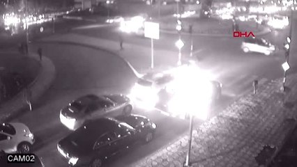 Batman vali, makam aracına asılı türk bayrağını öpen emekliye sarıldı