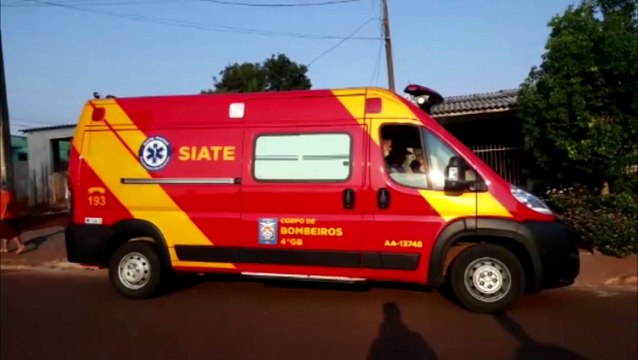 Menino de 10 anos é socorrido após cair de bicicleta